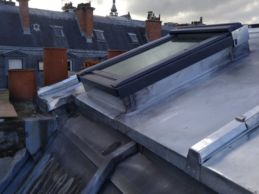 Pose de velux sur toiture en zinc à Bondy en Seine Saint Denis 93